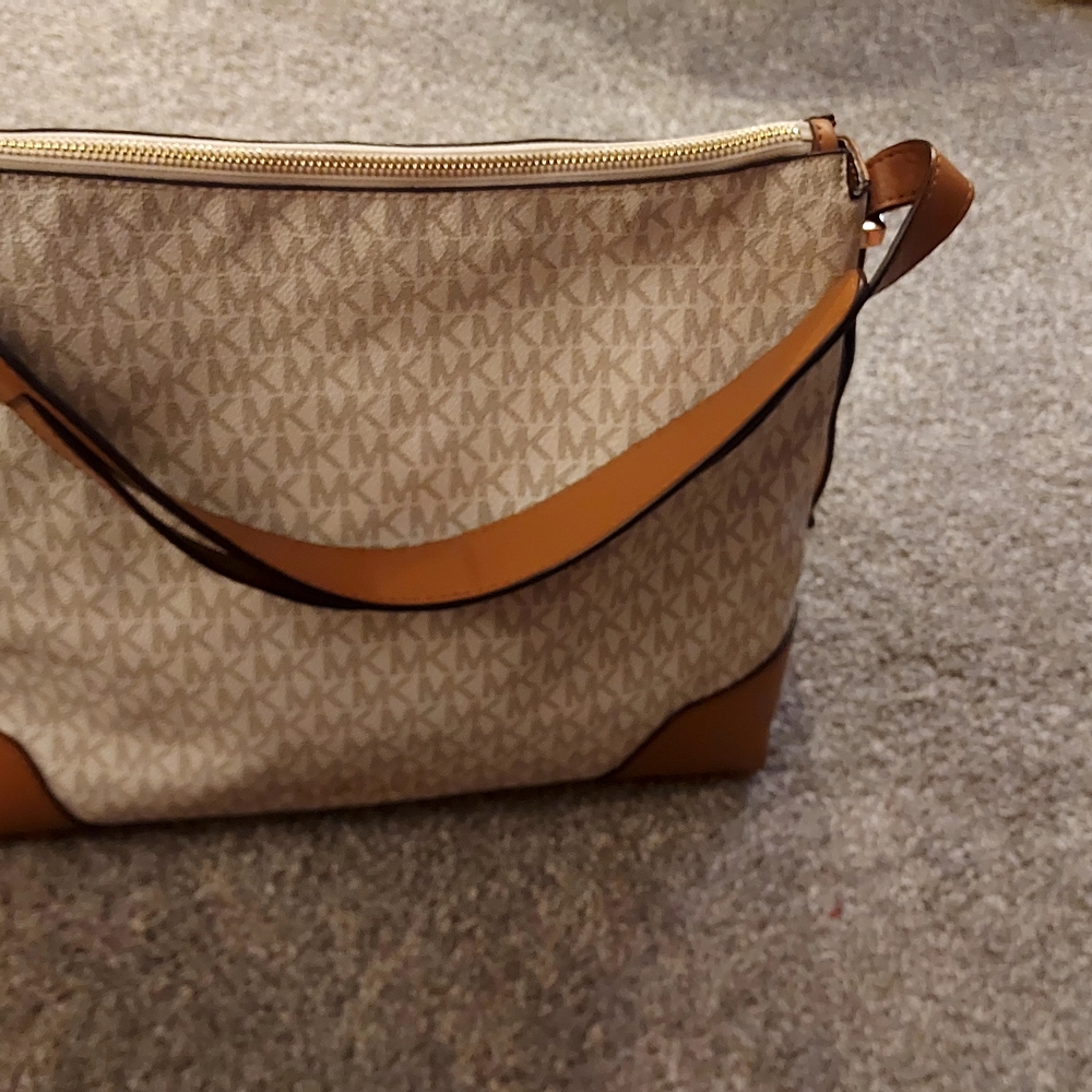 Michael Kors Vanilla & Tan Shoulder Bag with Gold Hardware. Very Rare! Excellent